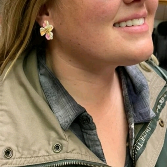 💖2/$30 Boho Gold white Daisy Flower dainty iridescent Stud cottagecore earrings - Picture 7 of 16